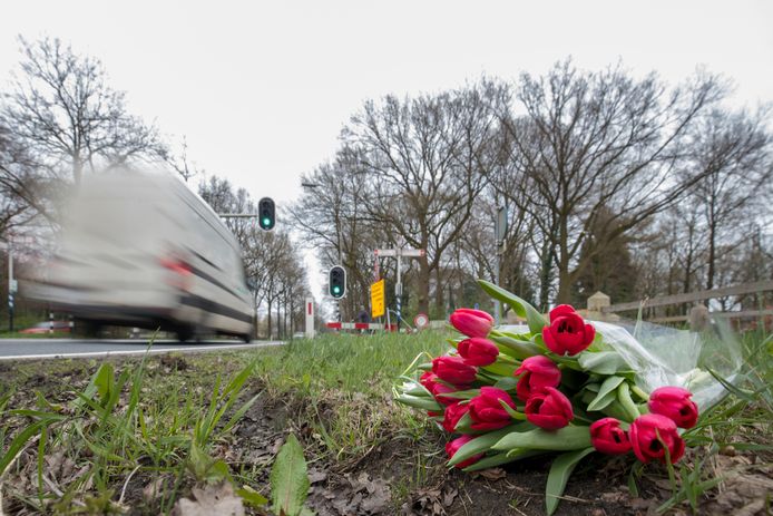 Bloemen voor een fietsster die omkwam bij het oversteken van de N224 bij Landgoed Kernhem.