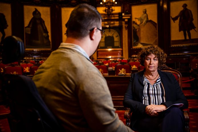 Sasker Van De Ven interviewt minister Petra De Sutter (Groen) in de Senaat.