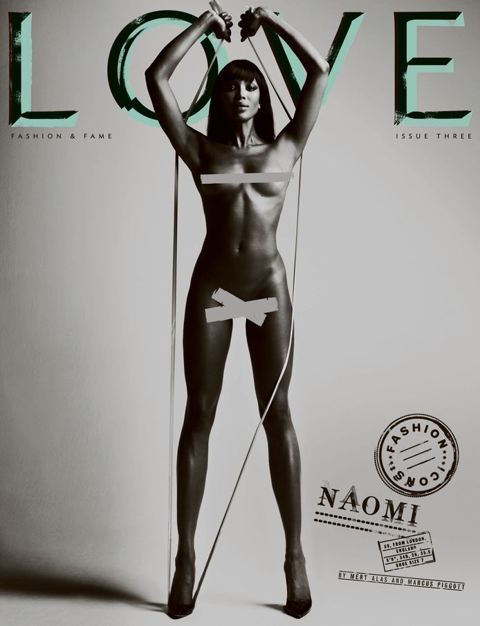 Campbell naakt op de cover van Love Magazine.