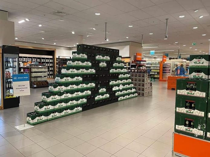 Een muur van kratjes Grolsch, waarin het stadswapen van Enschede te zien is.