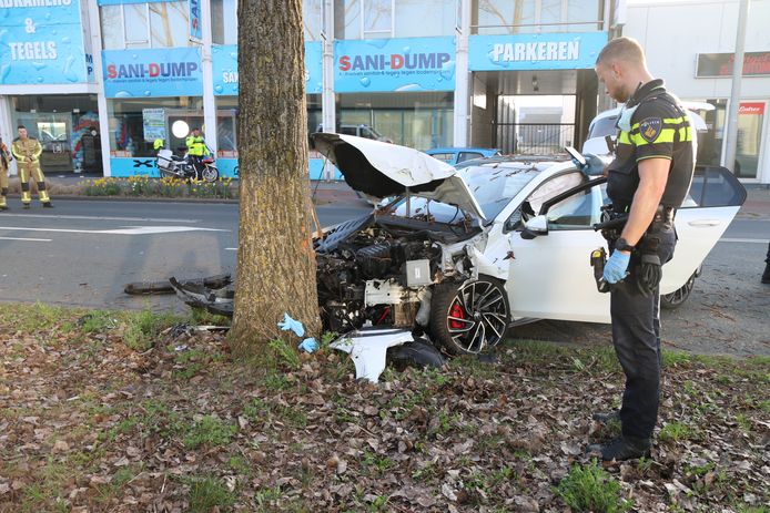 Op de Schieweg in Delft is zaterdagochtend een automobilist de macht over het stuur verloren. Hierdoor kwam hij met zijn auto tegen een boom tot stilstand.