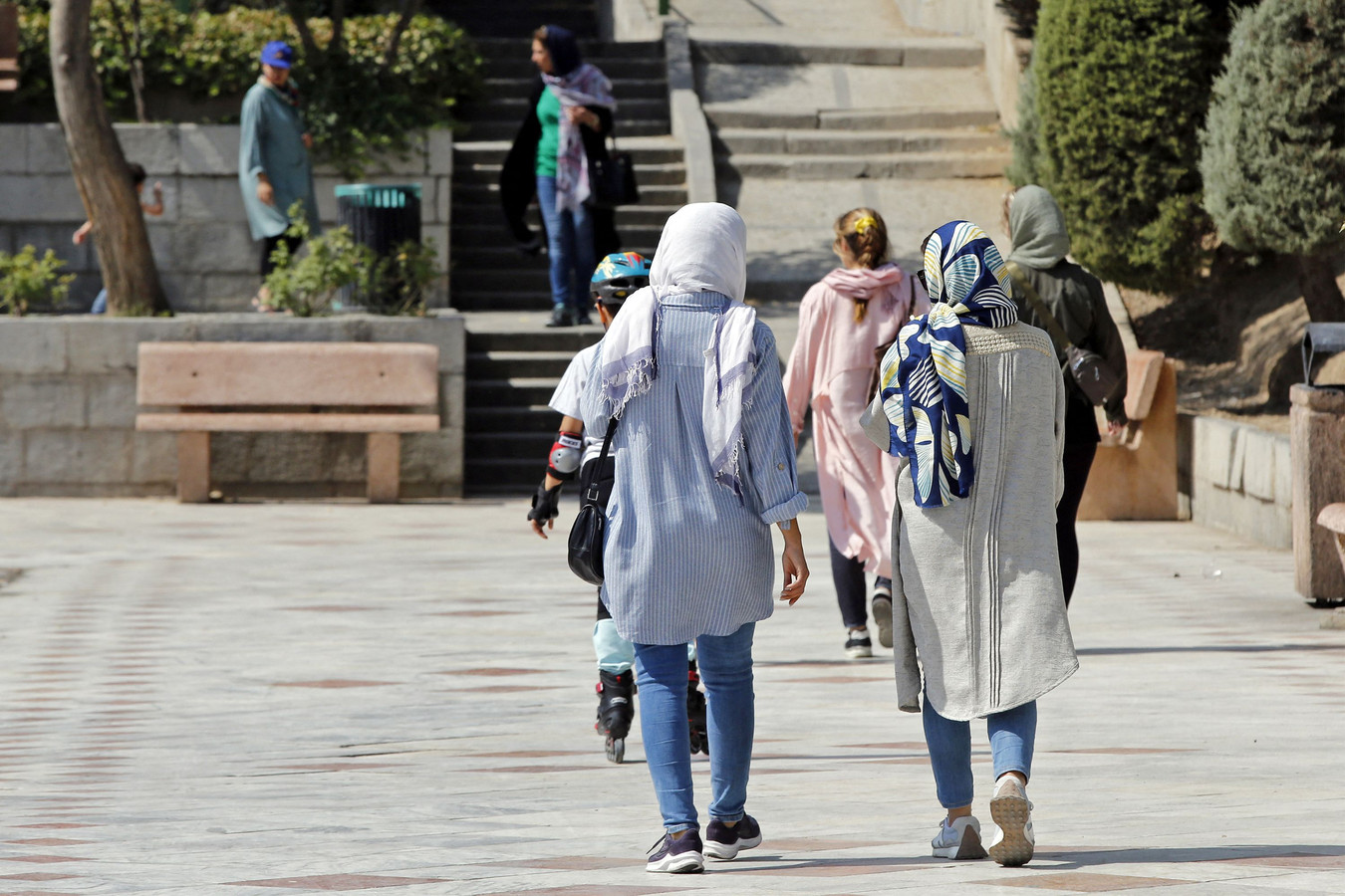 Selon la loi en vigueur depuis 1983, les femmes iraniennes et étrangères, quelle que soit leur religion, doivent porter un voile et un vêtement ample en public (Téhéran, Iran, septembre 2022)