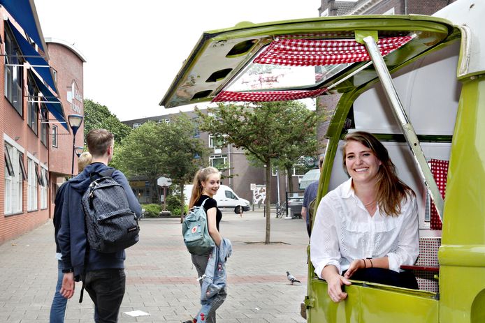 Emma Valk in haar Rijdend Atelier, dat gisteren bij de Talmaschool in Crooswijk parkeerde.