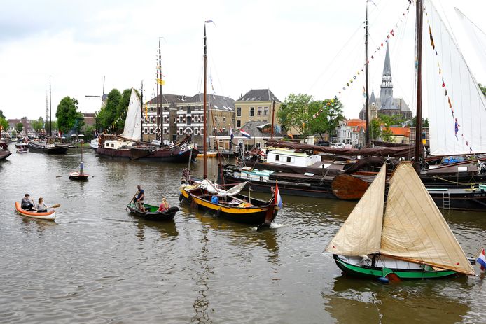 De schepen in de Museumhaven zijn vanaf 6 december sfeervol verlicht.