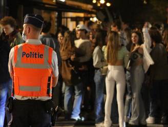 REPORTAGE. Op stap met de Nederlandse tieners die Knokse uitgaansbuurt inpalmen om te feesten: “Er is toch niemand die zich aan de regels houdt?”