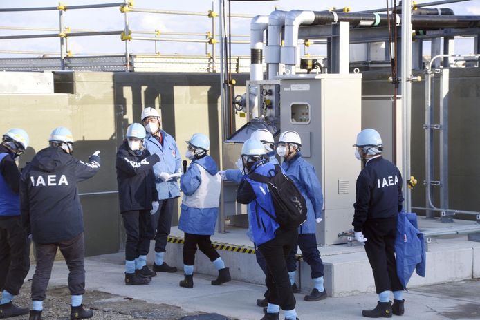 Medewerkers van het Internationaal Atoomagentschap IAEA, inclusief directeur Rafael Grossi inspecteren de faciliteit die het afvalwater van de verwoeste kerncentrale verwerkt. Beeld van 13 maart 2024.