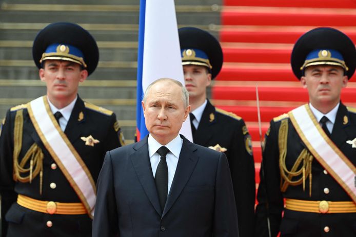 De Russische president Vladimir Poetin met enkele soldaten van zijn Nationale Garde.