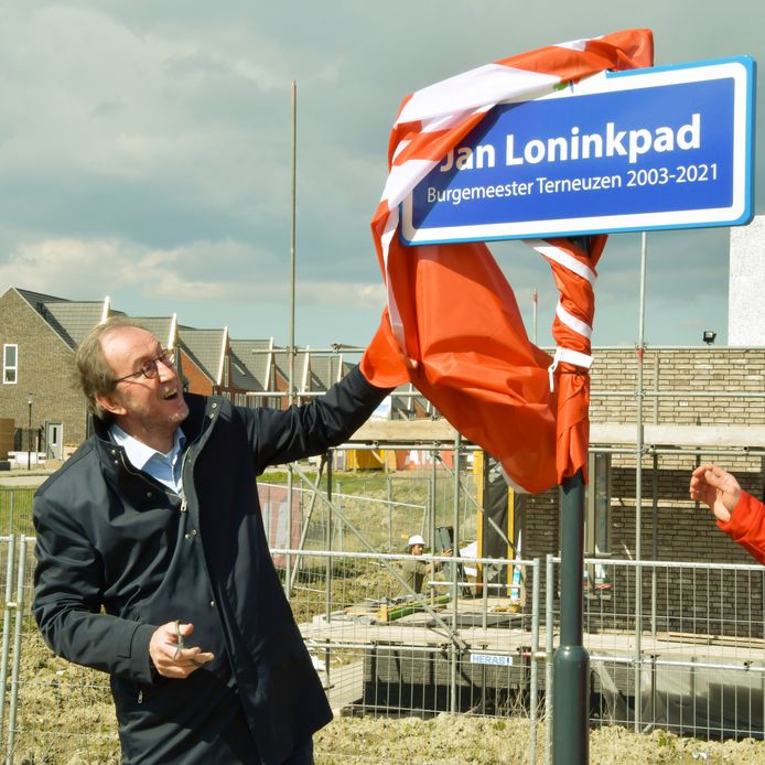Jan Lonink wachtte dinsdagmiddag een verrassing na het slaan van de eerste paal voor een nieuwbouwproject in Othene-Zuid, de onthulling van een bord met de tekst Jan Loninkpad.