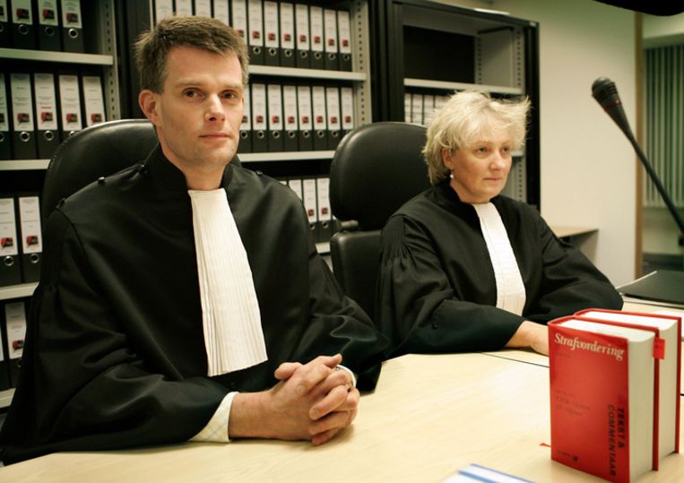 Koos Plooy (links) en Saskia de Vries hier bij aanvang van het proces tegen Willem Holleeder. Foto ANP/Marcel Antonisse Beeld 