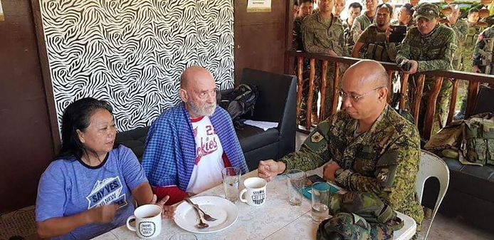 Wilma en Allan Hyrons in een militair kamp op de Filipijnen na hun redding uit de handen van jihadisten.