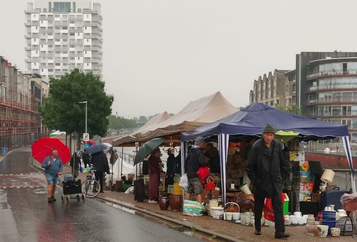 Een uitgeregende rommelmarkt in Kortrijk.