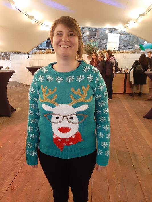 Sanne Preso uit Utrecht in haar nieuwe, tweedehands Foute Kersttrui.
