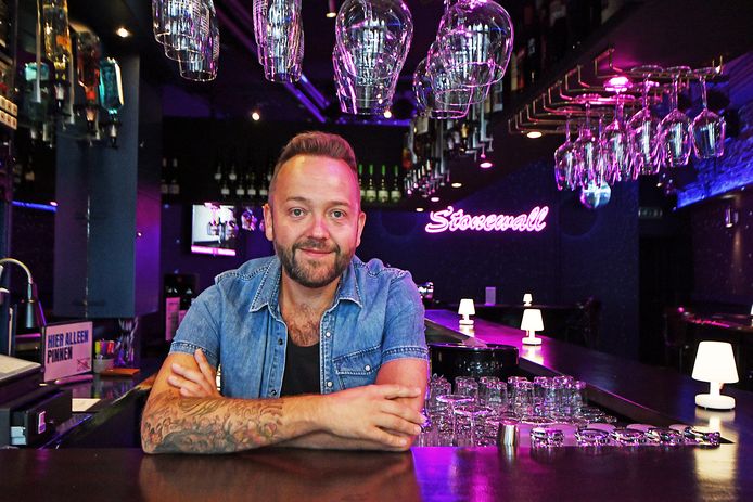 Sander zet zich nu in voor de regenboogcommunity en werkt als activiteitencoordinator en barman bij Café Stonewall in Enschede.