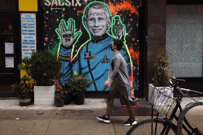 De New Yorkse graffiti-artiest SacSix eert dr. Anthony Fauci met een muurschildering in de wijk East Village.