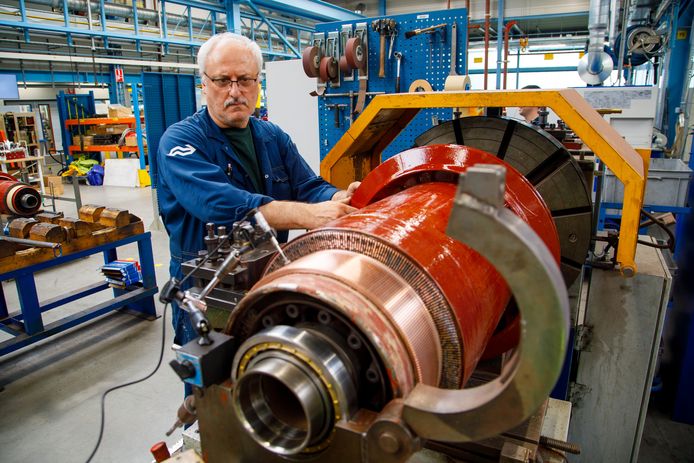 Werknemer Hidayet Koruyucu heeft in het NS Componentenbedrijf een rotor van een trein-tractiemotor onderhanden.
