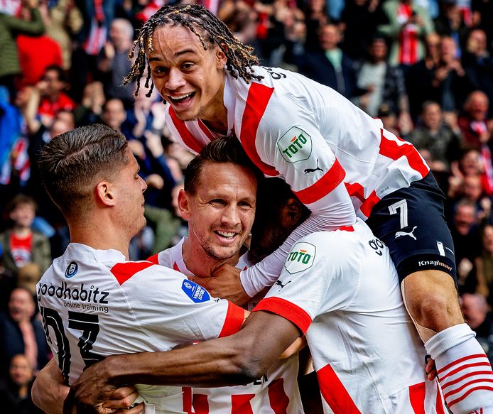 De spelers van PSV vieren de eerste van drie doelpunten.