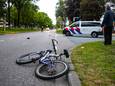 De fiets van de jongen lag na de aanrijding op straat.