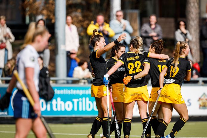 HC Den Bosch juicht na een treffer.