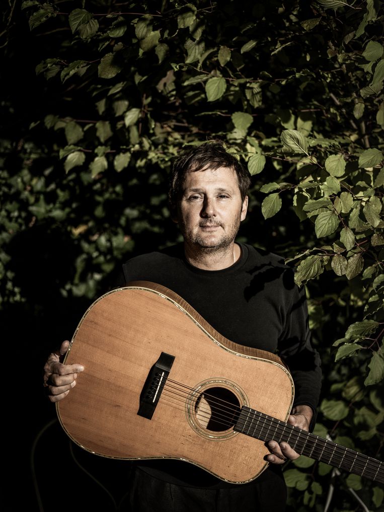 Joost Zweegers: ‘Ik geniet ervan om Lucs songs te zingen, omdat ik ze voel in mijn buik. Hij kon melancholisch zijn zonder ooit melig te worden.’ Beeld Diego Franssens