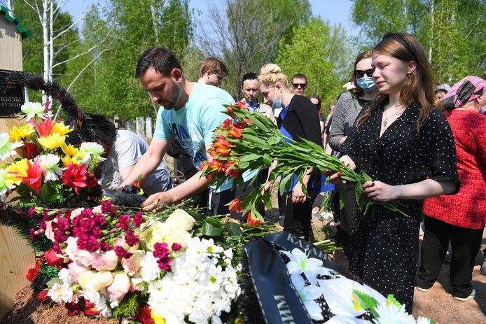 Persone in lutto alla tomba dell'insegnante Elvira Ignatieva nel cimitero di Kazan.