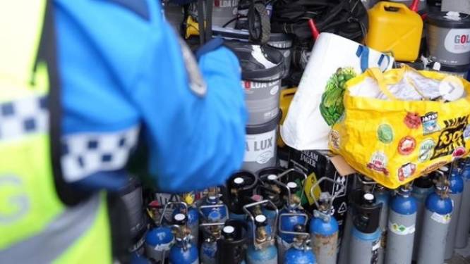 Tientallen tanks lachgas opgeslagen in een garagebox in Breda