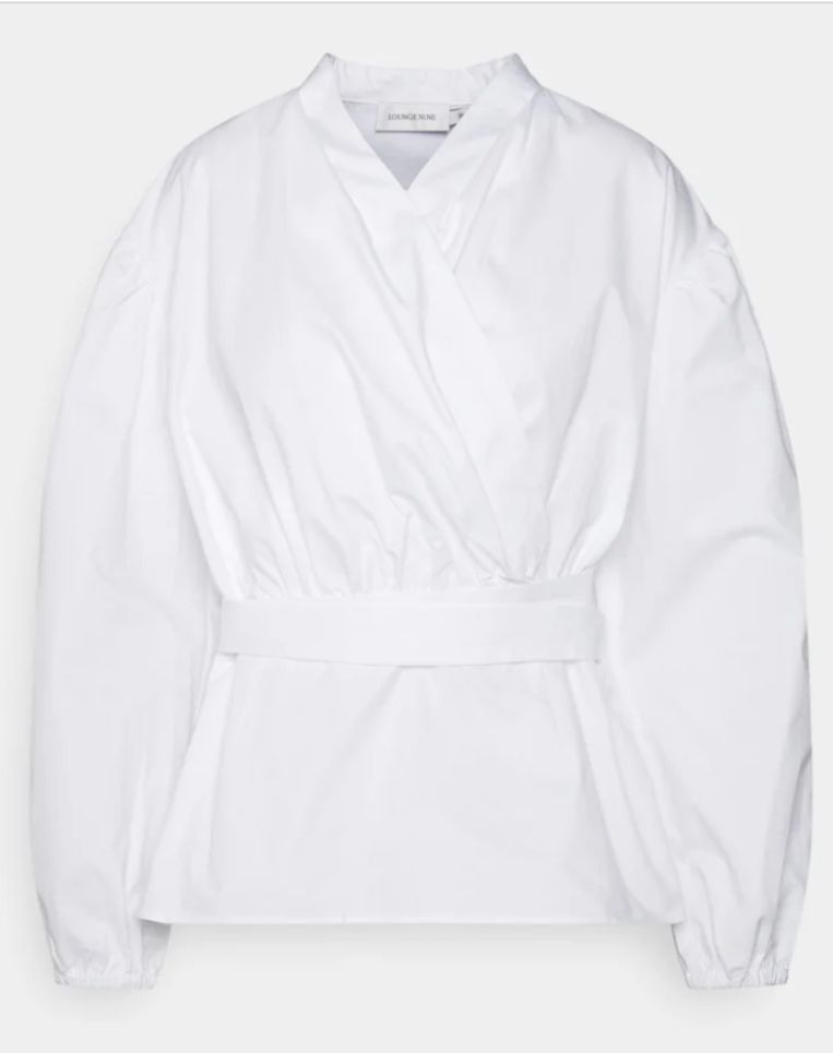 De witte blouse is een absolute must have in elke garderobe. Beeld Foto: Lounge Nine