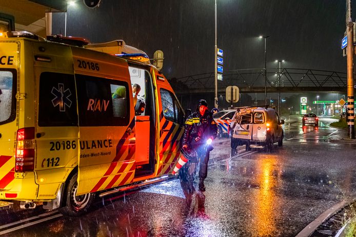 Botsing tussen auto en speciaal vervoer in Tilburg.
