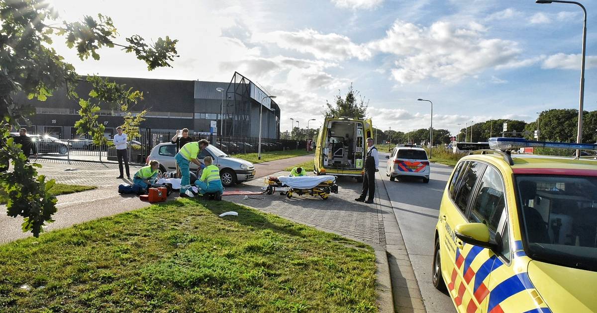 Scooterrijdster gewond na aanrijding met auto in Tilburg.
