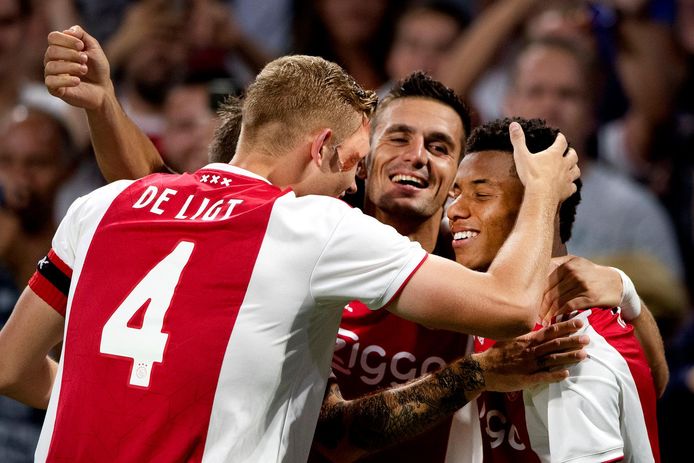 Ajax viert de goal van David Neres tegen Standard Luik.