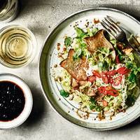 Pittige salade met chips van koningsoesterzwam
