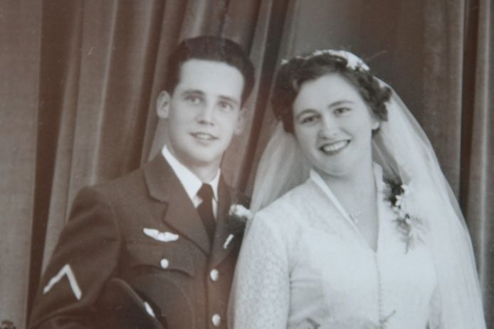 het echtpaar Vermeulen-Blokland bij hun trouwen in 1955.