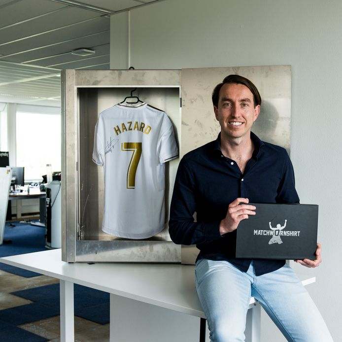 Matchwornshirt-oprichter Tijmen Zonderwijk naast een gedragen én gesigneerd shirt van onze eigen Eden Hazard. Hoewel hij bij Real Madrid nog altijd maar weinig potten brak, leverde zijn ‘match worn’-shirt enkele maanden geleden nog 2.100 euro op.