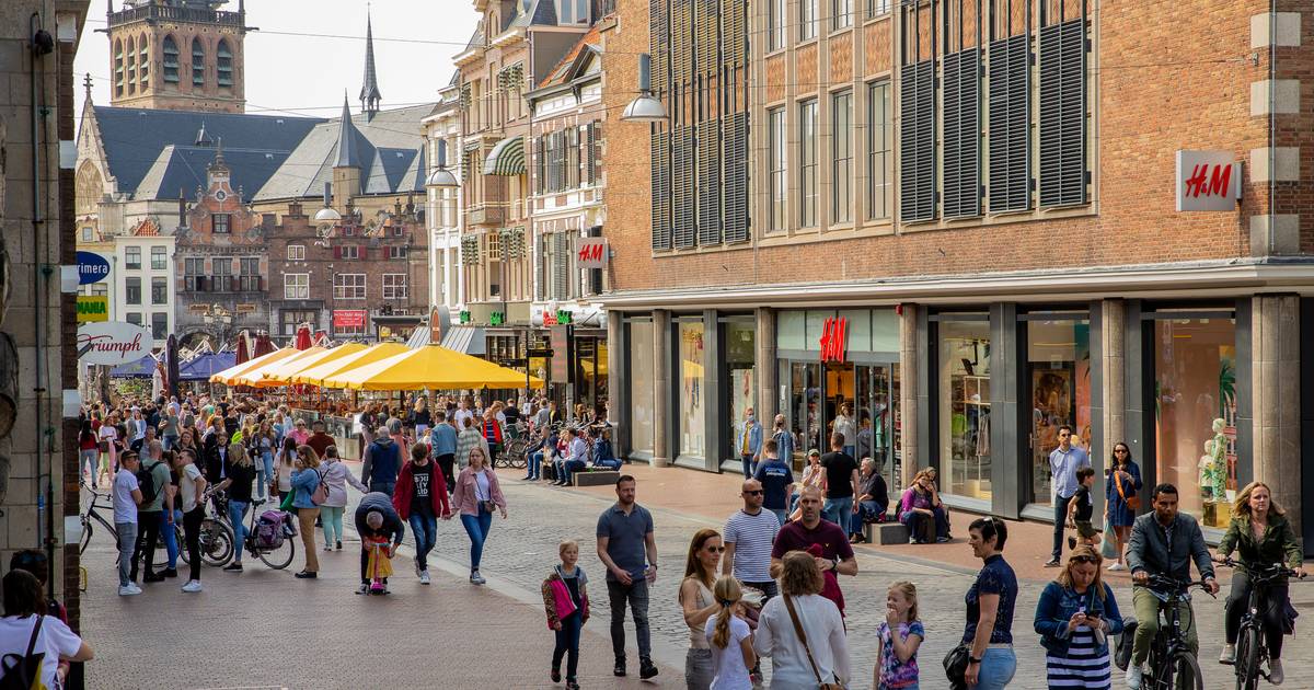 Nijmegen city center packed: grass replaced again for paving stones and patio chairs |  Nijmegen and surroundings