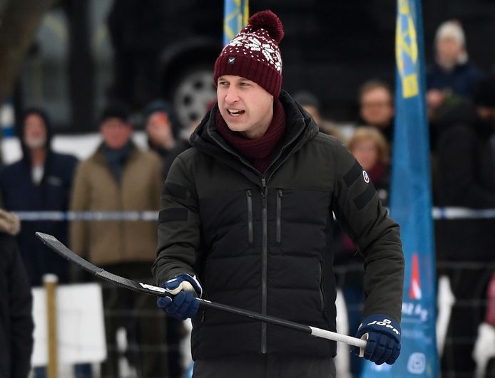 William en Kate spelen een spelletje bandy.