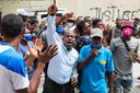 Des partisans du président assassiné protestent devant le tribunal de Port-au-Prince.