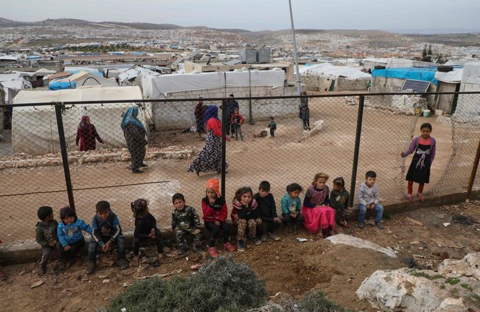 Honderdduizenden mensen zijn op de vlucht voor het geweld in het noordwesten van Syrië.