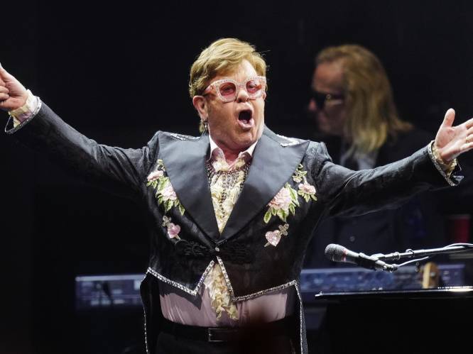 Elton John, ooit zwaar verslaafd aan drugs en alcohol, nu een rolmodel: “Ik sprong in m'n zwembad, wachtend op de dood”