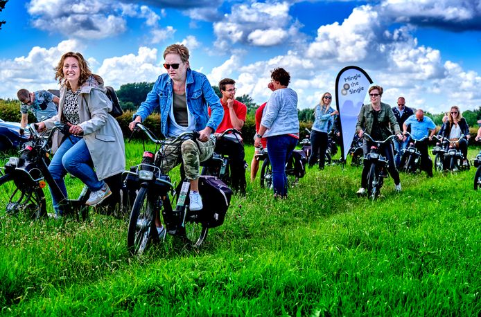 Vorig jaar hield Mingle the Single een Solex-tour door een deel van de Hoeksche Waard