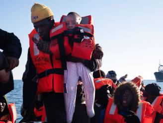 Italiaanse kustwacht probeert 1.200 mensen te redden op zee