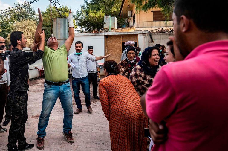 Er zou vrijdag hevig geschoten zijn bij de grensstad Ras al-Ain, waar op dit moment nog Koerdische strijders aanwezig zijn. Vijf strijders en een aantal burgers zouden zijn gedood door een Turkse luchtaanval.  Beeld AFP