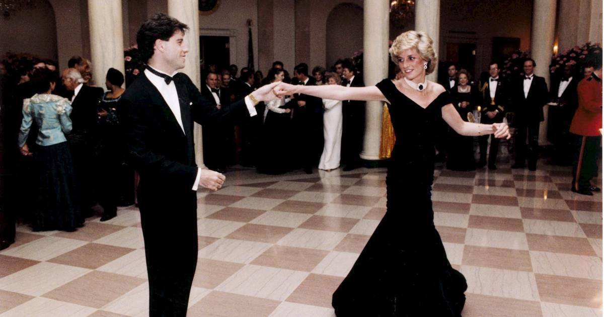 ジョン・トラボルタ、ハリー王子に「航空オスカー」を授与、ダイアナ妃とのダンスを称賛 | ジョン・トラボルタ見せる