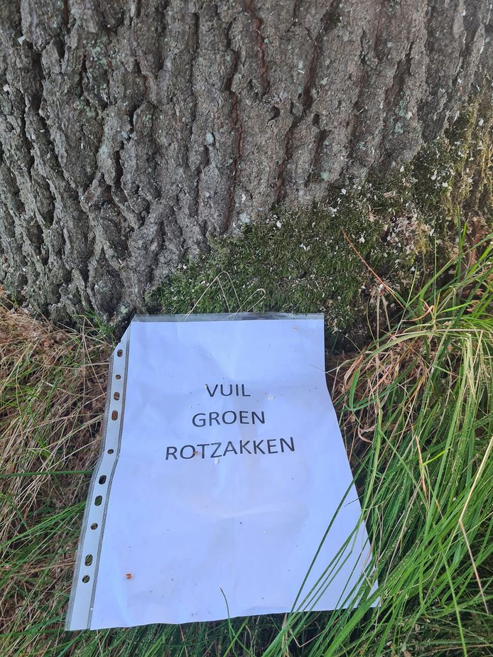 Drie bomen werden beschadigd en de vandalen lieten ook een boodschap achter.