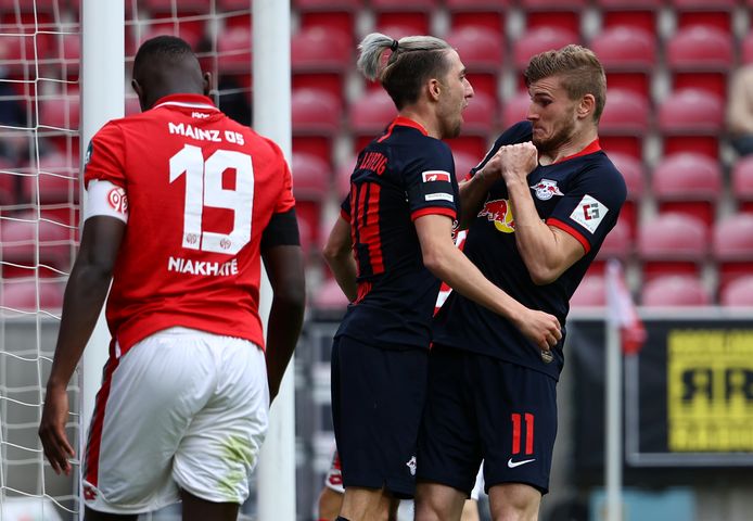 Timo Werner viert de 0-4 met Kevin Kampl.