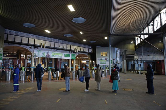 Pendelaars met mondmaskers in een station in Pretoria, Zuid-Afrika.
