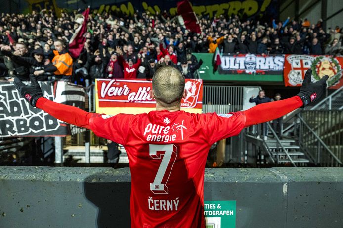 Vaclav Cerny viert de goal met de meegereisde supporters.