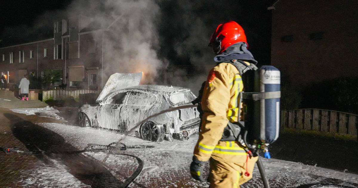 Geparkeerde auto volledig verwoest bij brand in Helmond Helmond ed.nl