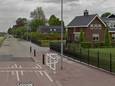 De paaltjes en bestrating langs de Parallelweg tussen Kesteren en Opheusden. Beide formeel zonder vergunning, maar de gemeente Neder-Betuwe moet nu kiezen tussen 'zo laten' en dus gedogen of handhaven?