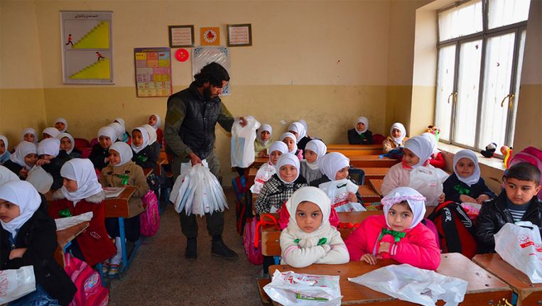 Op deze onlangs voor het eerst gepubliceerde foto op een militante website, is volgens persbureau AP een klaslokaal in de door IS gecontroleerde Iraakse stad Mosul te zien. Een IS-lid deelt onderwijsbenodigdheden uit. Beeld ap