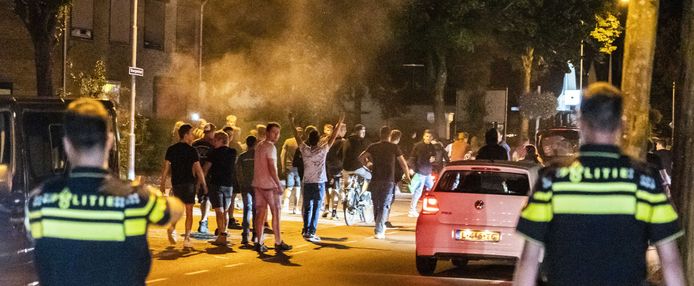 Er wordt ingegrepen door de politie tijdens een demonstratie in Harskamp tegen de komst van honderden vluchtelingen uit Afghanistan.