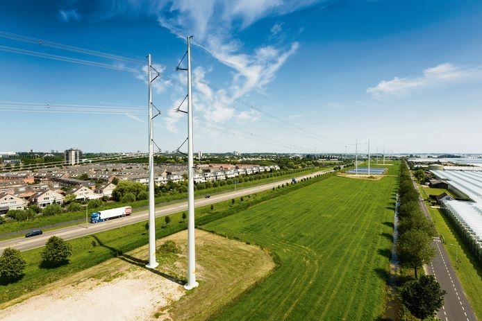 Nieuwe 380 kV-hoogspanningsmasten van het Wintracktype nabij Zoetermeer.